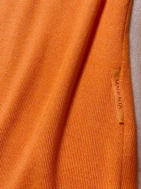 Svetrík tenší s volánom  zn. magenta, l / m