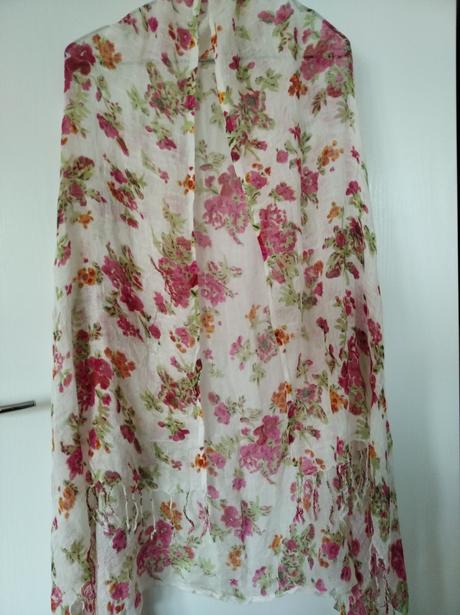 Kvietkovaný šál na leto,