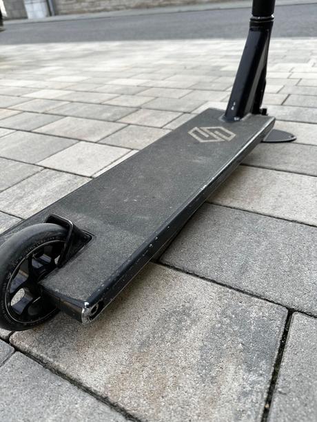 Kolobežka freestyle striker gravis l black, 