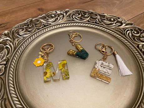 Ručne vyrobené živicové kľúčenky, 