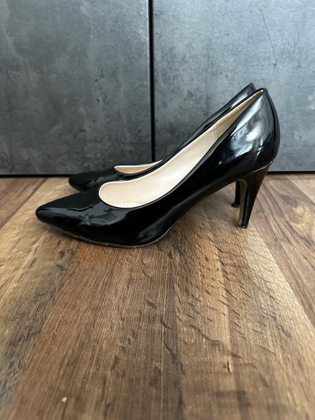 Čierne lodičky, 39