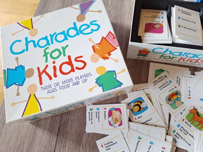 Hra charades for kids, 