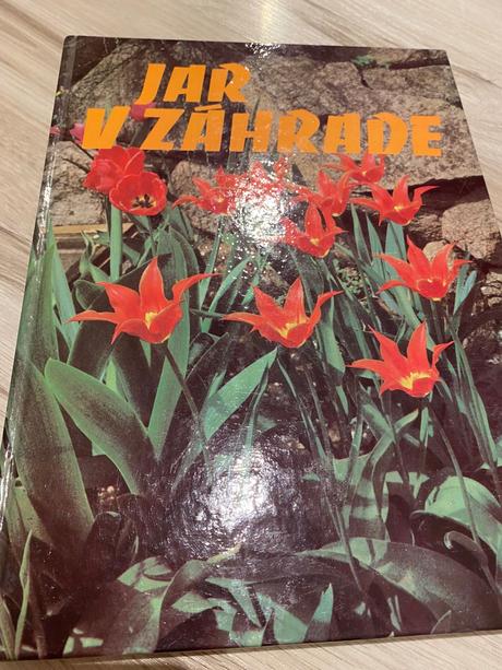 Krásna stará retro kniha jar v záhrade 1986, 