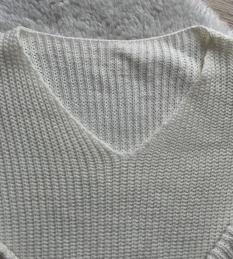 Biely pleteny sveter s v vystrihom,
