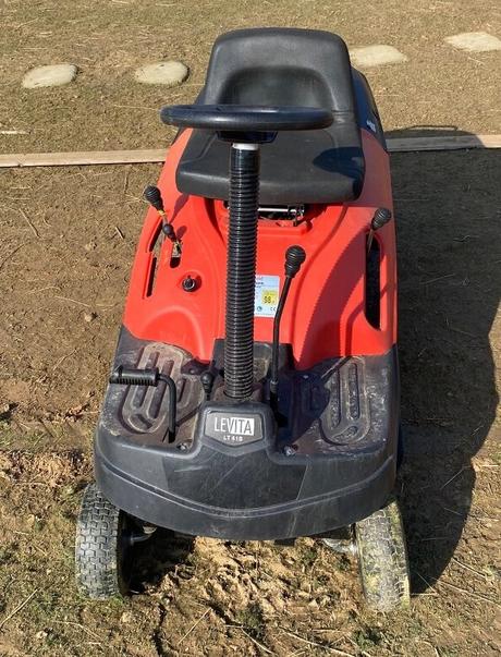 Záhradný traktor - benzínová kosačka mountfield lt, 