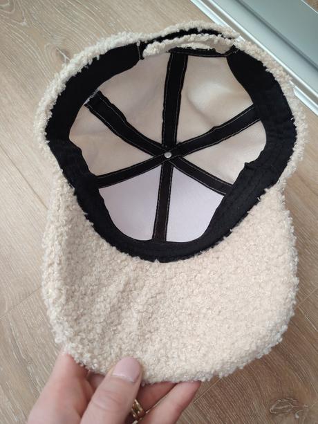 Béžová kožušinová huňatá šiltovka, amisu