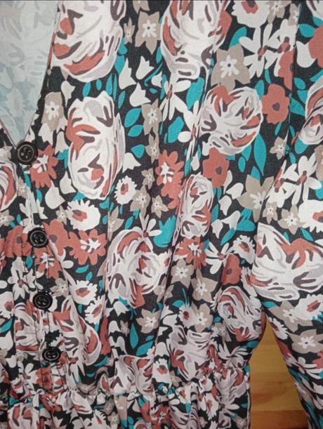 Kvetované šaty, 