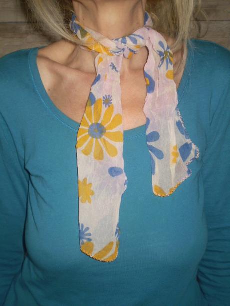 Dve malé tenšie dámske šatky, s