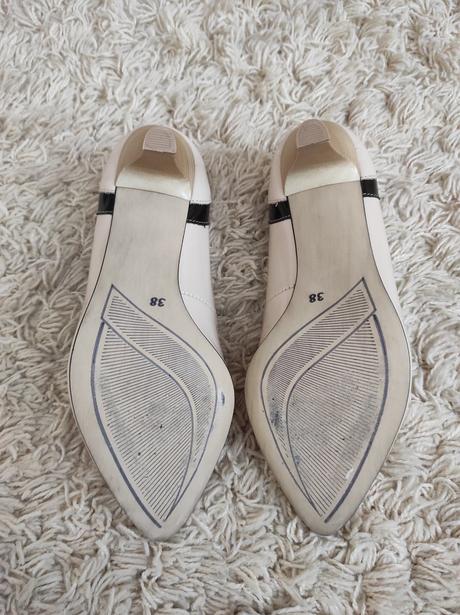 Béžové lesklé lodičky s čiernym pásikom, 38