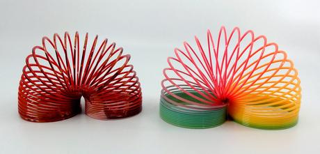 Skákajúce pružiny na hranie,