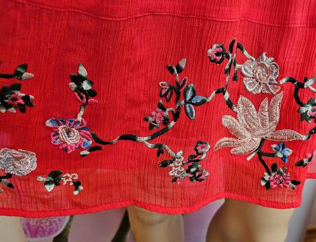 Vyšívané šaty, 38