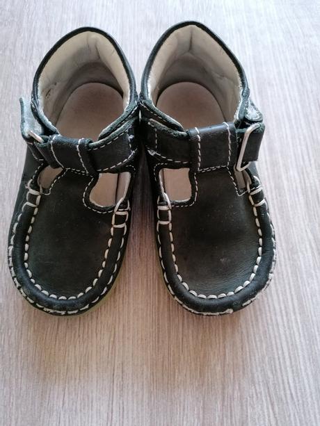 Čierne sandalky, 20