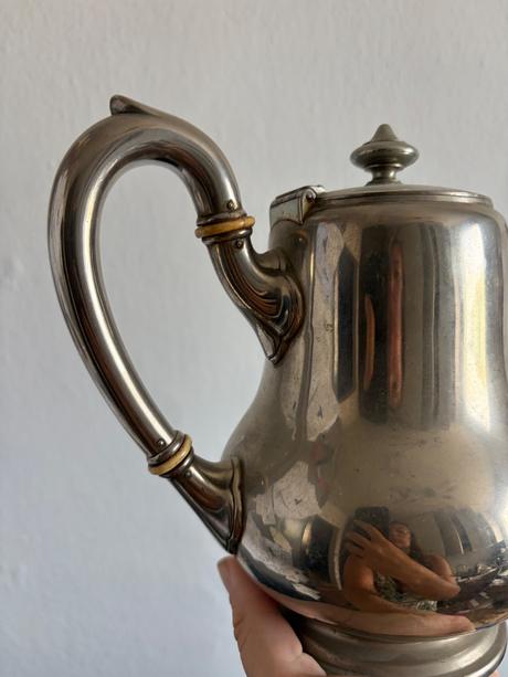 Starozitny vintage kovovy znaceny cajnik kavova c,