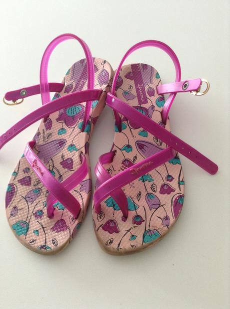 I pamena sandálky, 32