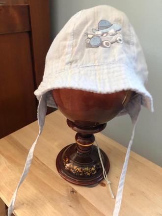 Klobúčik so zaväzovaním, 50