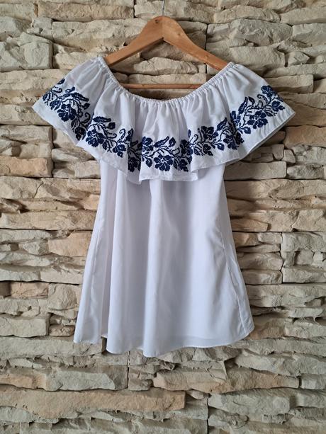 Biely top s vyšívanými kvetmi, 