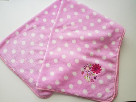 Ružová deka s výšivkou,