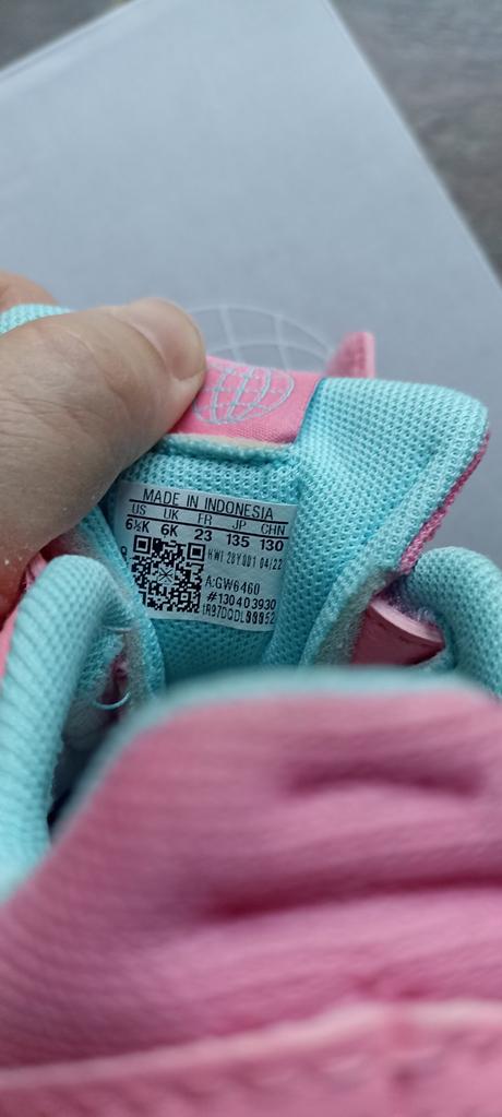 Tenisky adidas, 23