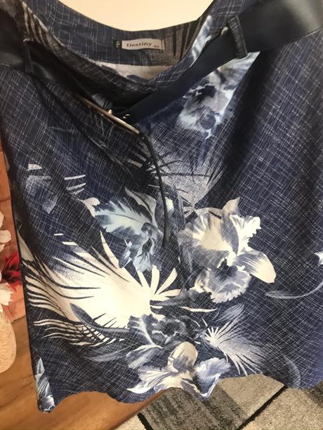 Kvetovana modra sukna, 38