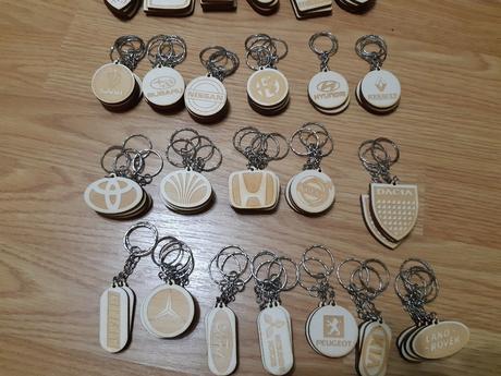 Klucenka s logom aut skladom, 