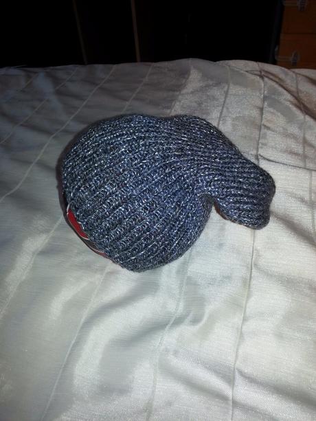 Pletena strakata seda ciapka - handmade, 158