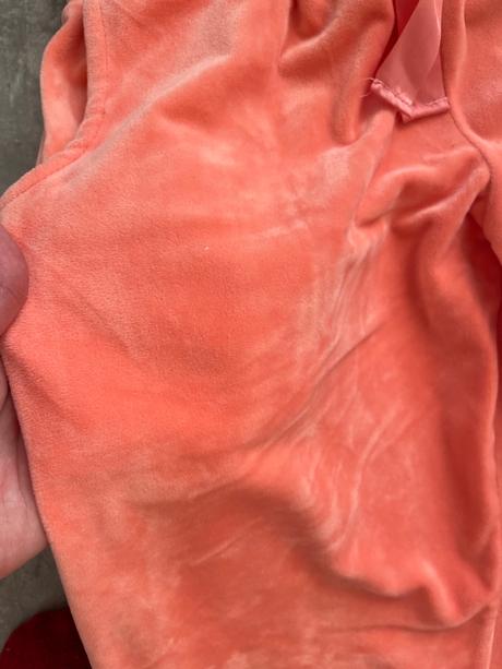 Zamatové tepláky, 36