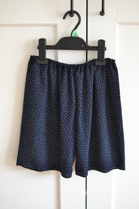 Tmavomodré šortky s bodkami s, s