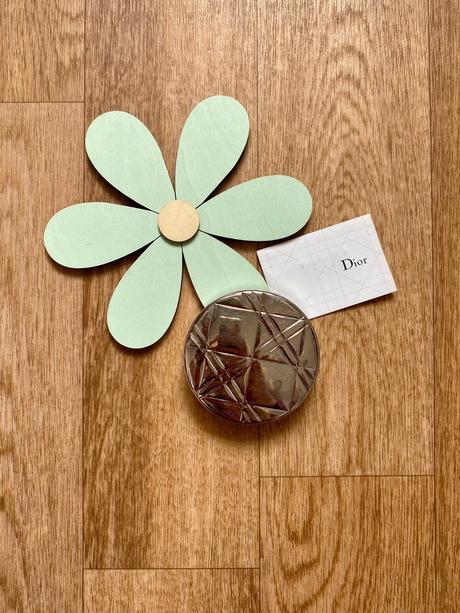 Zrkadlo s púzdrom na púder dior,