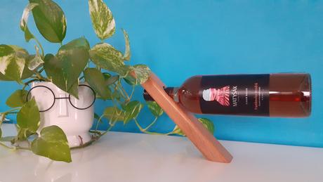 Drevený balančný stojan na víno, 