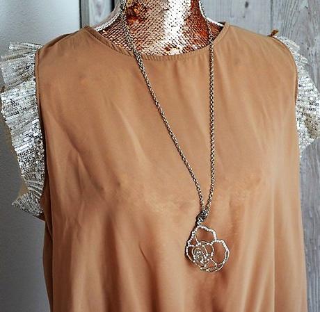 Dlhý náhrdelník-ruža,