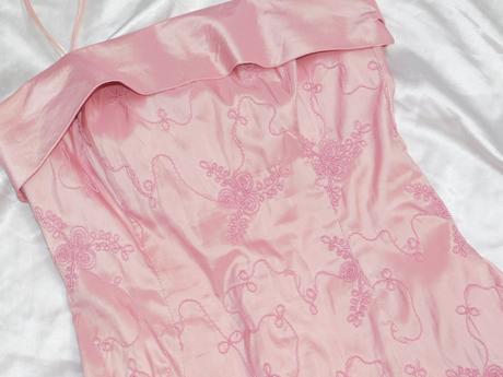 Pekne spolocenske saty, 36