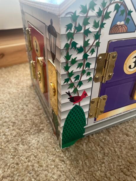 Drevený domček s kľúčmi mellisa&doug, 