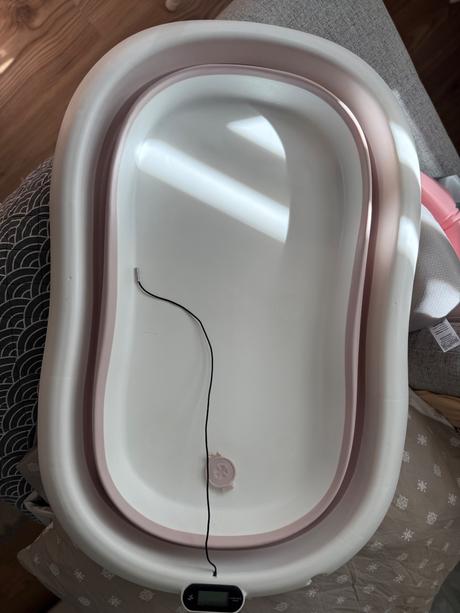 Detská vanička so stojanom a zabudovaným teplomer,