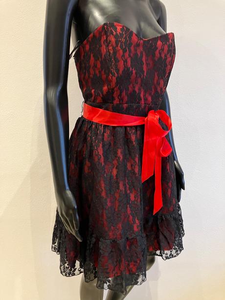 Dámske elegantné čipkované šaty červeno-čierne, m