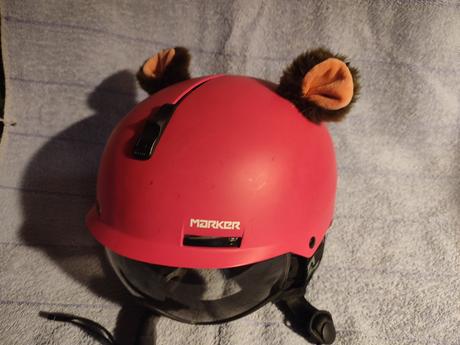 Prilba marker s vysuvacimi okuliarmi, s