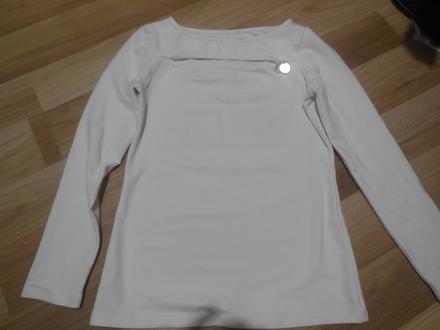 Biely top pri prsiach s mensim vystrihom, s