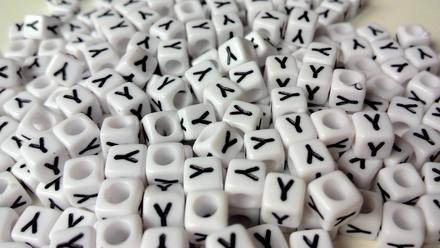 Písmenka kocky biele y, 