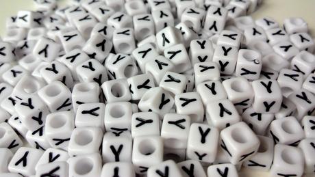 Písmenka kocky biele y,