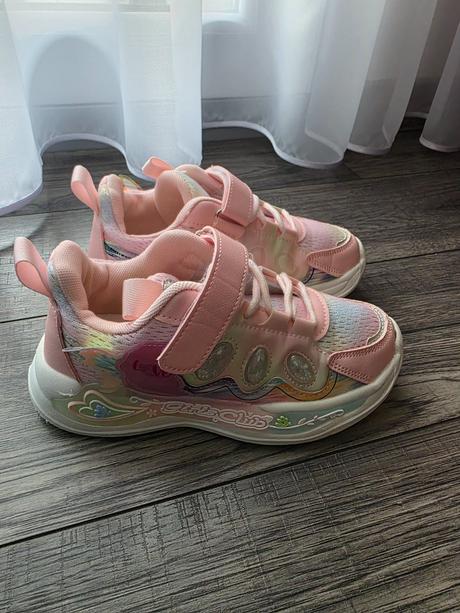 Ružové tenisky, 32