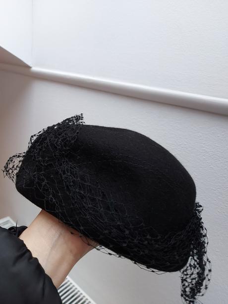 Elegantný klobučik, s