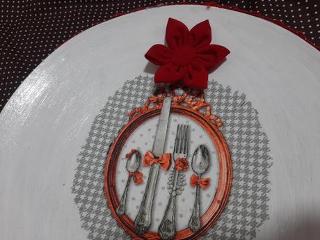 Drevený tanier s dekupage s čipkou., 