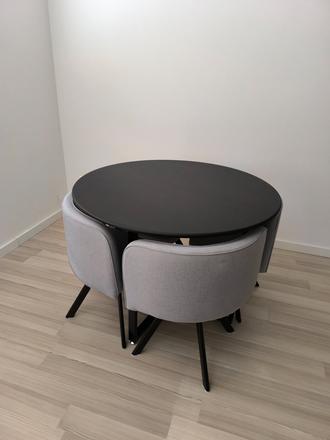 Stôl so zásuvnymi stoličkami,