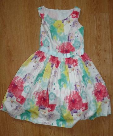 Kvetove so sirokou suknou, 146