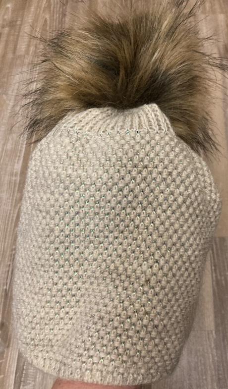 Krásna teplá nová zimná čiapka s krásnym brmbolcom, 