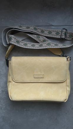 Pastelovo zlta crossbody kabelka s krasnym popruho,