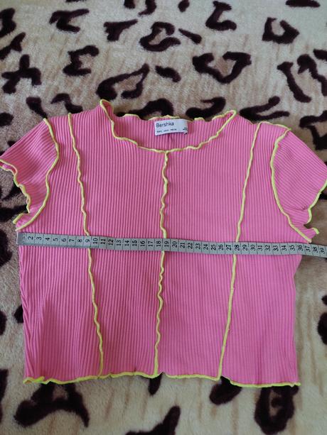 Ruzovy top bershka pekne kopiruje postavu., bershka,s