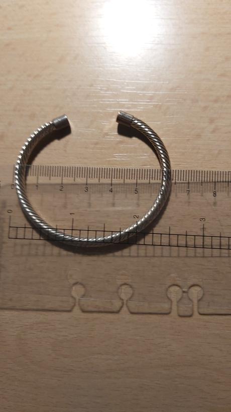 Náramok striebornej farby, 