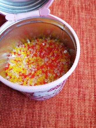 Korálky v dóze hello kitty,