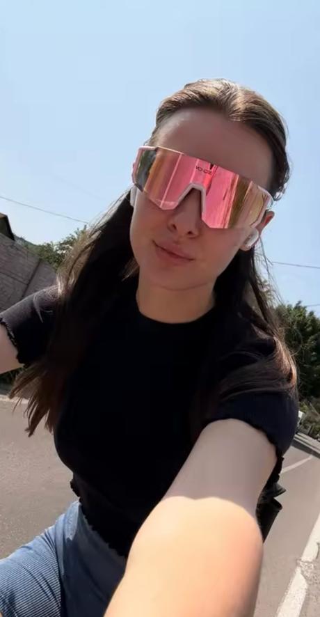 Športové slnečné okuliare pastelové farby, 