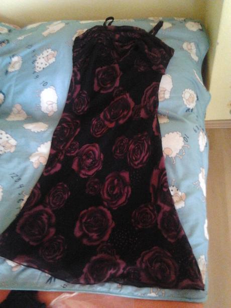 Šaty čiernej farby s bordovými ružičkami, 40